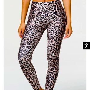 Onzie leopard long workout leggings. Worn once. Excellent condition.
